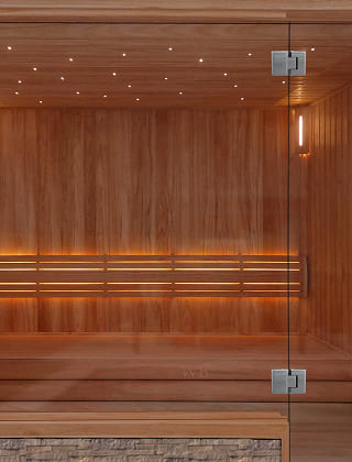 Vista de frente de una sauna de madera con puerta de vidrio estilo moderno.